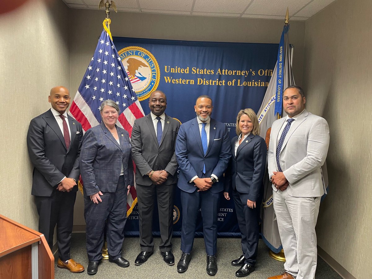 .@ATFNewOrleans thanks U.S. Atty. of Western Dist. Brandon Brown and Shreveport Mayor Tom Arceneaux for their hospitality. USA Brown, ATF SAC Joshua Jackson, FBI SAC Lyonel Myrthil, and others came together to create a special message on “Glock switches” for city of Shreveport.