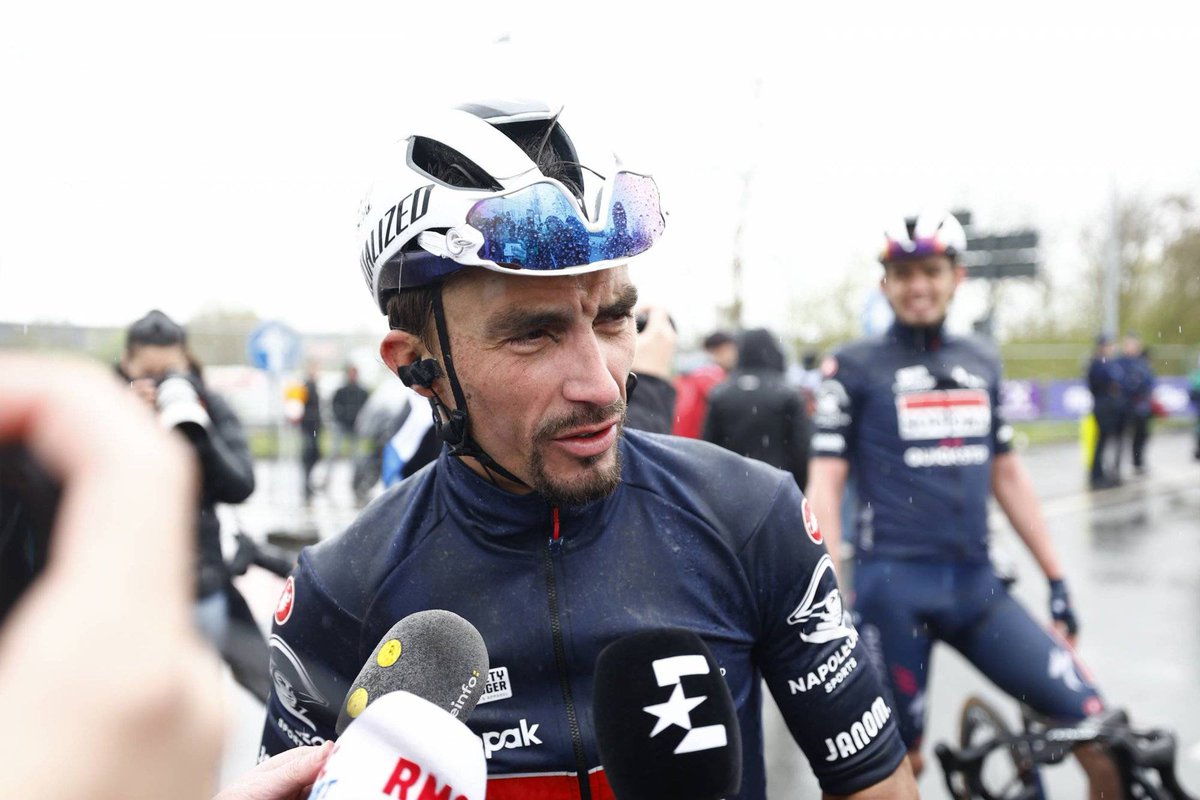 En préparation pour le Tour d'Italie, le double champion du monde Julian Alaphilippe a révélé au « Parisien » qu'il avait couru les flandriennes avec une fracture de la tête du péroné gauche. ow.ly/prZR50RetLX