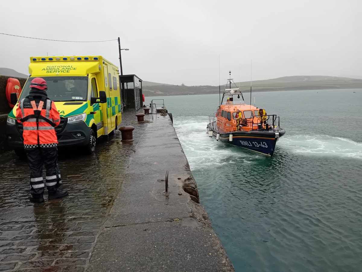 Tasking 3.30pm @ClegganG was tasked to assist @ClifdenRNLI with a casualty transfer to a @AmbulanceNAS unit at Cleggan pier. We wish the casualty a speedy recovery. @IrishCoastGuard @CTribune @Galwaybayfmnews @jackfchambers @1Hildegarde @Farrell_Mairead @eamonocuiv