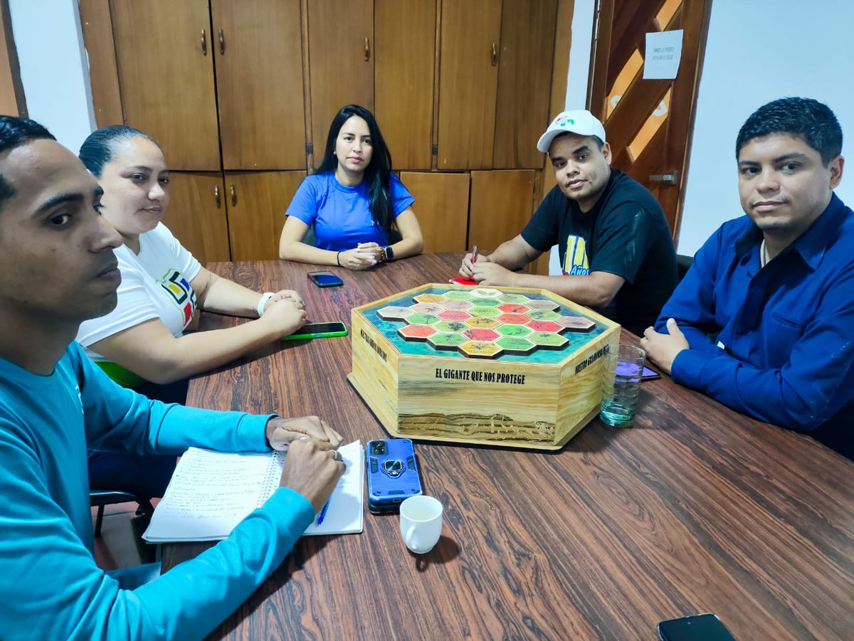 Viceagrourbana's tweet image. #Anzoátegui 🌱 || El #Minppau, @Ciara_minppau, @MinecOficia y la @upafvoficial_, sostuvieron una reunión en la sede del #Minec en la región, con el objetivo de afianzar estrategias en materia de Agricultura Urbana.

@NicolasMaduro

#RebeldíaAntiImperialista