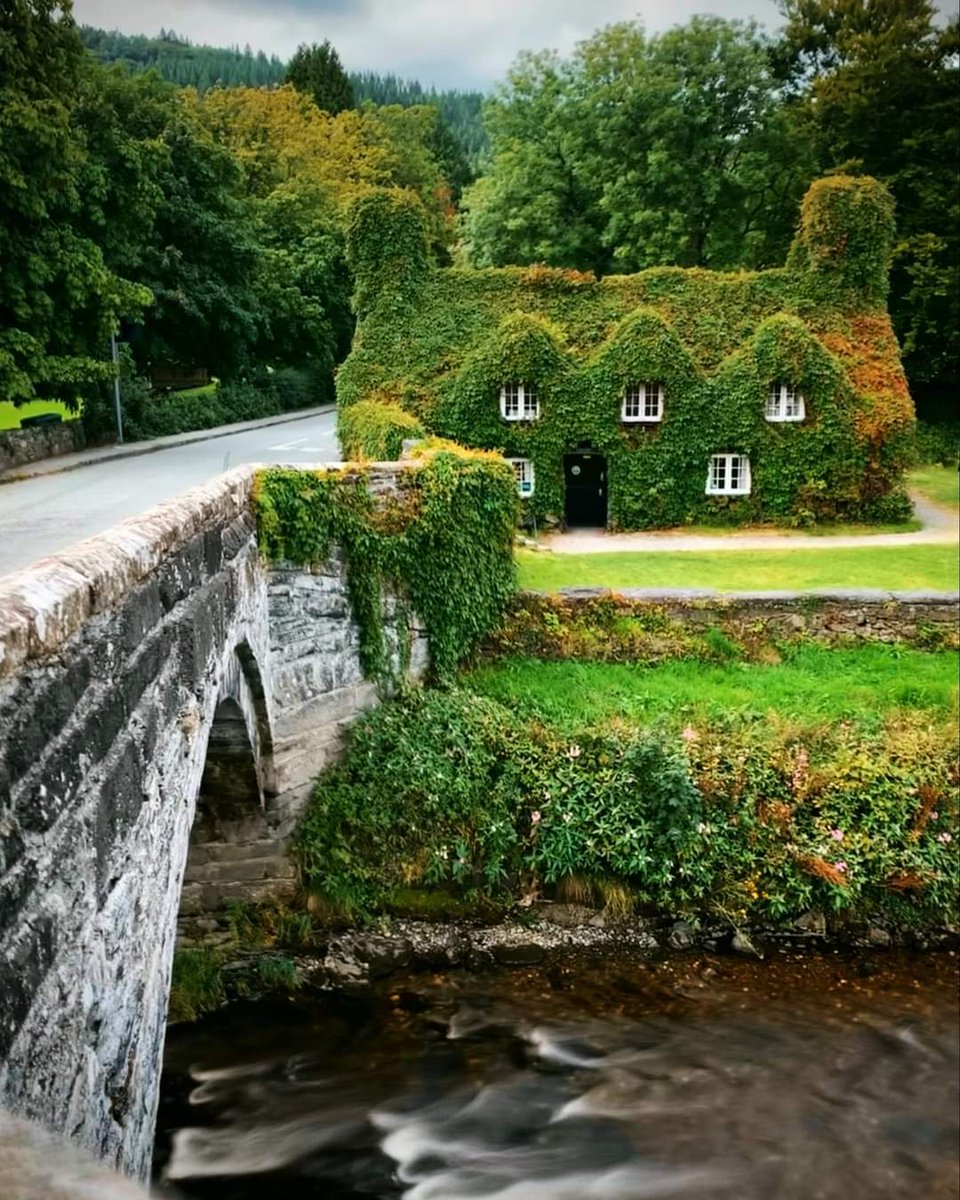 Tu Hwnt i'r Bont, Llanrwst, Wales
Tu Hwnt ir Bont, a 400-year-old former courthouse nestled beside the 15th Century bridge. 🏴󠁧󠁢󠁷󠁬󠁳󠁿