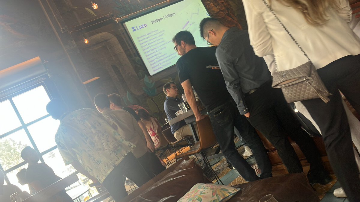 20SomethinDesis's tweet image. Ok it’s not a pitch! It’s a relationship building meeting 📅 (getting closer) #miamihackweek