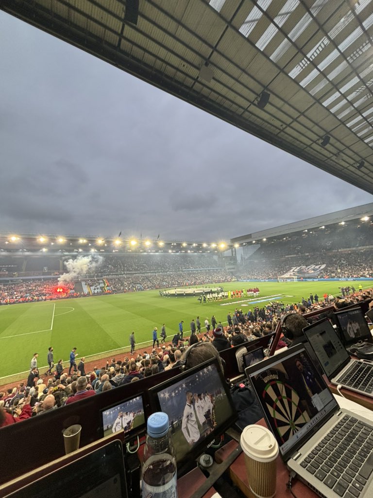 A special banner on the Holte End for Unai Emery’s 1000th game in charge. Flares already out in the Lille end. #AVLLIL