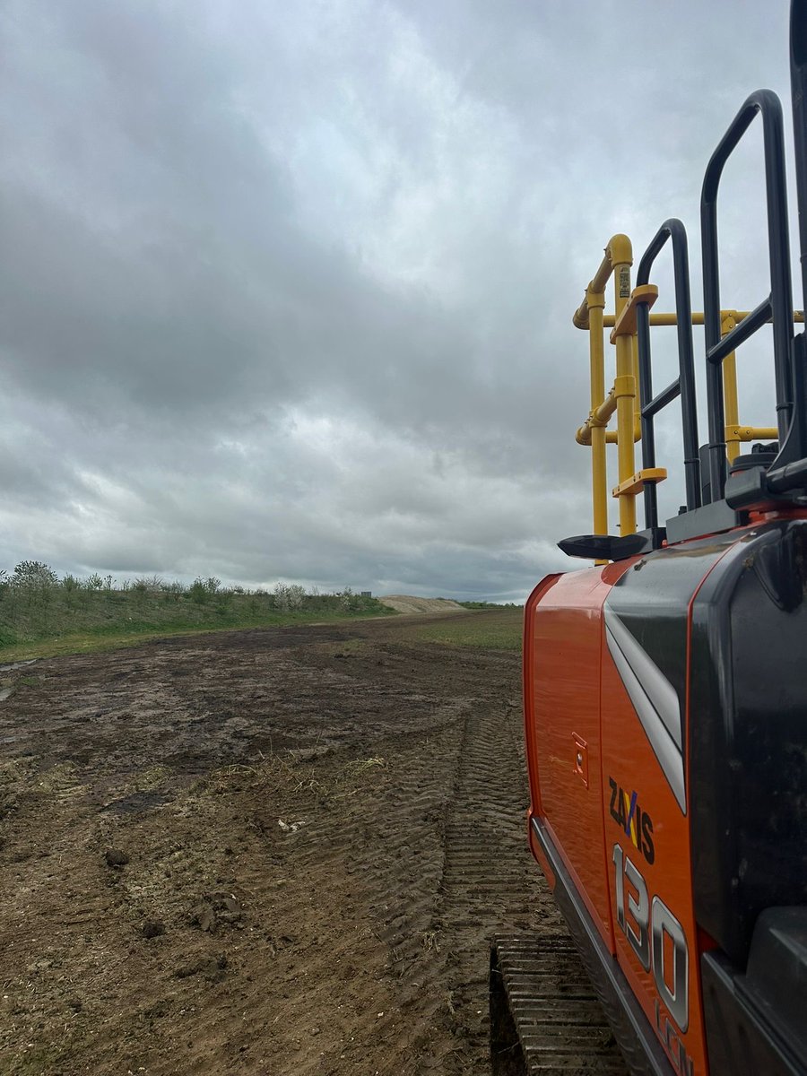 Pxfarms's tweet photo. Great work by James Sapsed and his team getting the Chicken Manure spread on the first block. https://t.co/6FAn3RNxPX