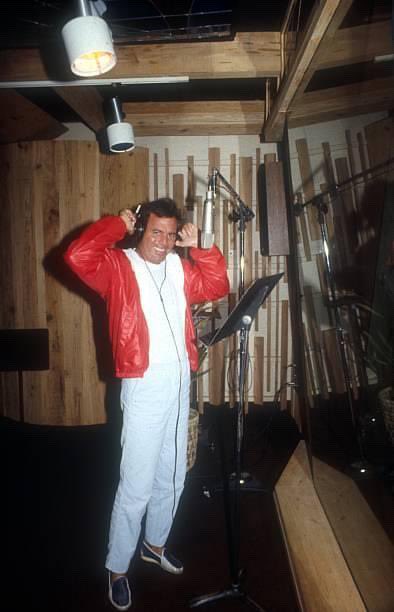 #tbt @julioiglesias in Studio D tracking vocals. Not sure what Lp this was for, but Julio was a fixture at Criteria for decades. He was fond of telling us ‘No one else has recorded at Criteria more them me!’ And He’s probably not wrong! . . . #julio #respecttheroom
