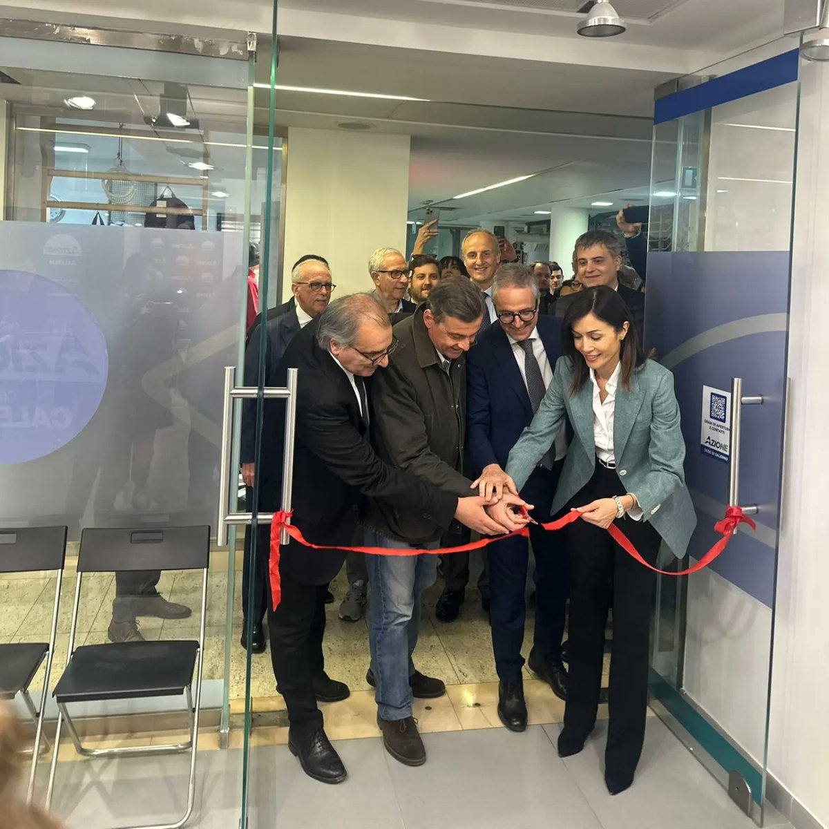 A #Salerno, con @CarloCalenda, @gigicasciello, Antonio D'Alessio e tanti altri amici, per l’inaugurazione della nuova sede di @Azione_it. Avviamo una nuova fase, per rafforzare ancora di più la nostra presenza in città, sul territorio. Ed è bello vedere tanta partecipazione,…