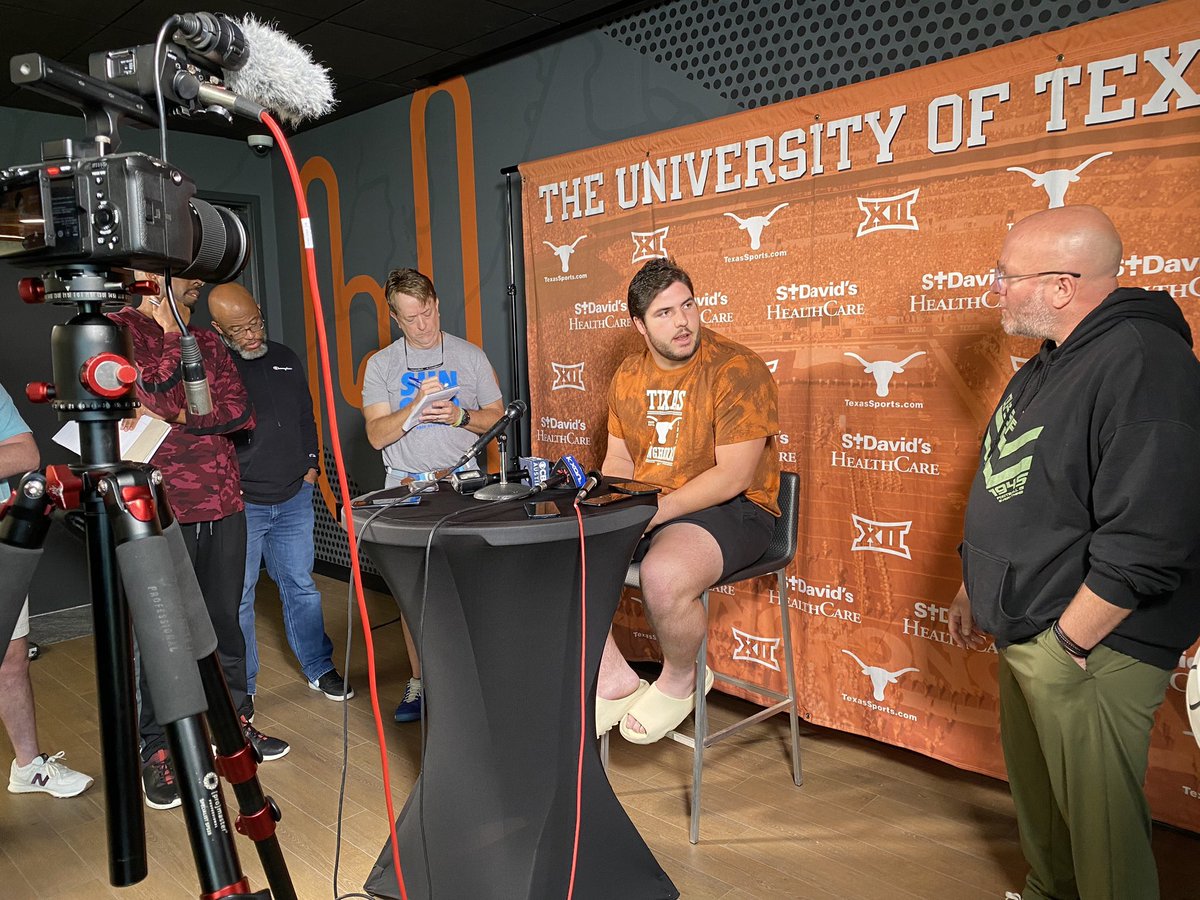 Appreciate @Jaydonblue23 @gunnar_helm & @jakob_majors spending time visiting with media and talking @TexasFootball after today’s spring practice🤘🏻