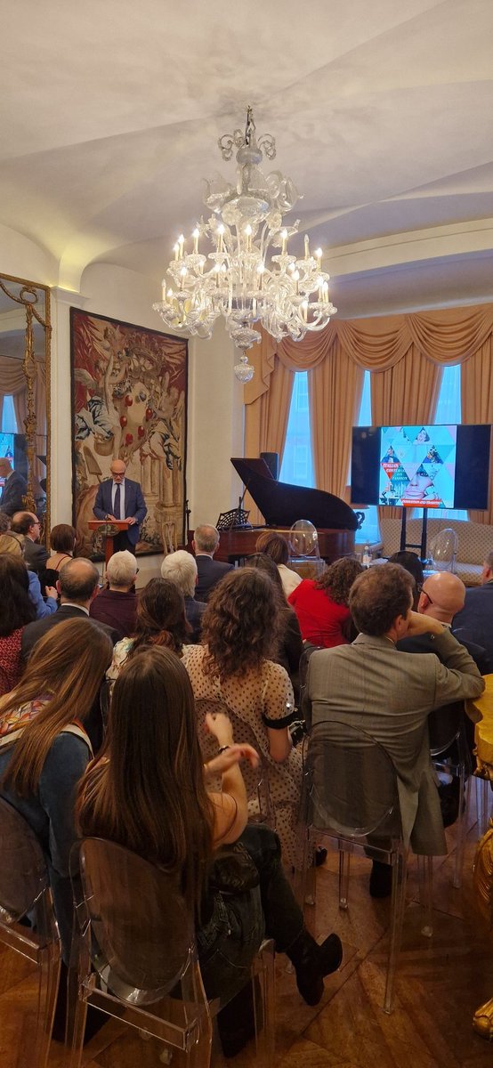 Amb. @InigoLND opened '#ItalianThreads: Conversations on Fashion'. The first episode 'Innovation and Tradition' hosts @MSilviaSacchi and Luca Sburlati, CEO of Pattern Group, in a conversation about engineering and sustainability in 🇮🇹 fashion industry's.
#FashionDialogue