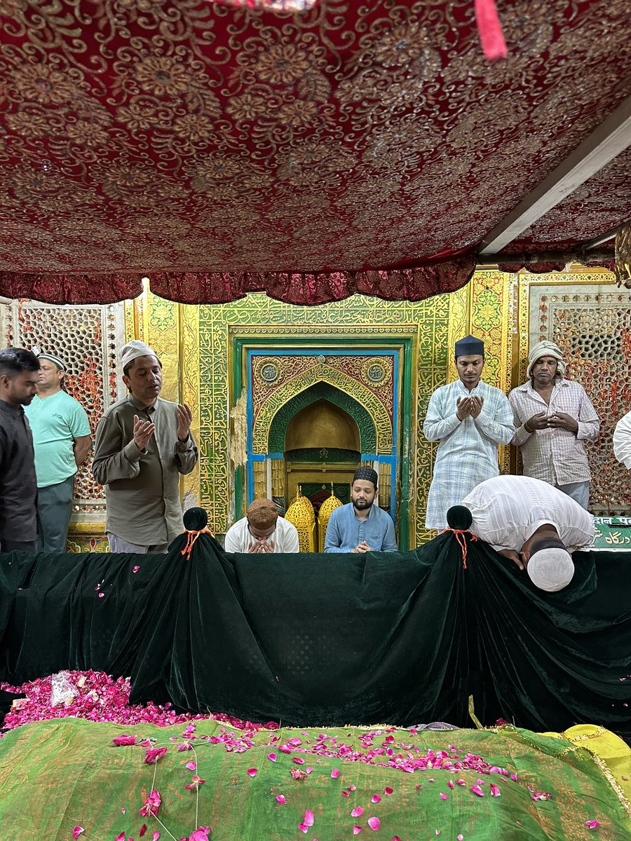 Prayers… at the Sufi Shrine of Delhi’s Hazrat Nizamuddin Auliya