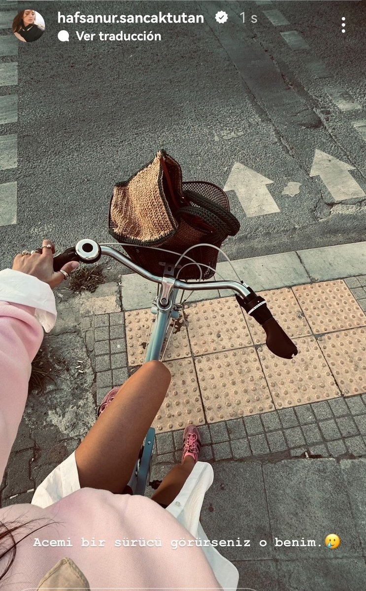 Si ella supiera cuánto la extrañamos cuando no la vemos... 🥹🥹 Por otra parte, no tengo problema en que me cruces mal con la bicicleta en la calle, sólo para escucharte reír a carcajadas @hafsanur_s. 😁😂 Te amamos!! #HafsanurSancaktutan 🤍