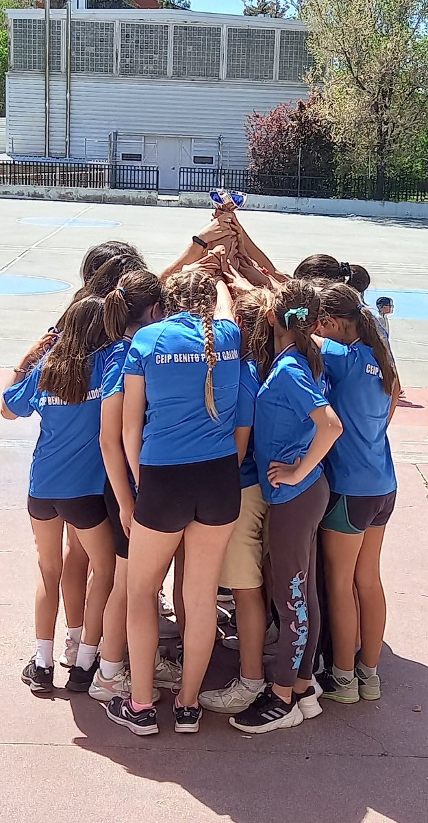 Fabulosa participación de nuestro alumnado en los intercentros de atletismo del @majadahondaayto 
Han disfrutado de una mañana de deporte y compañerismo... ¡y las chicas han traído trofeo!
🏆¡Enhorabuena, campeonas!🏆