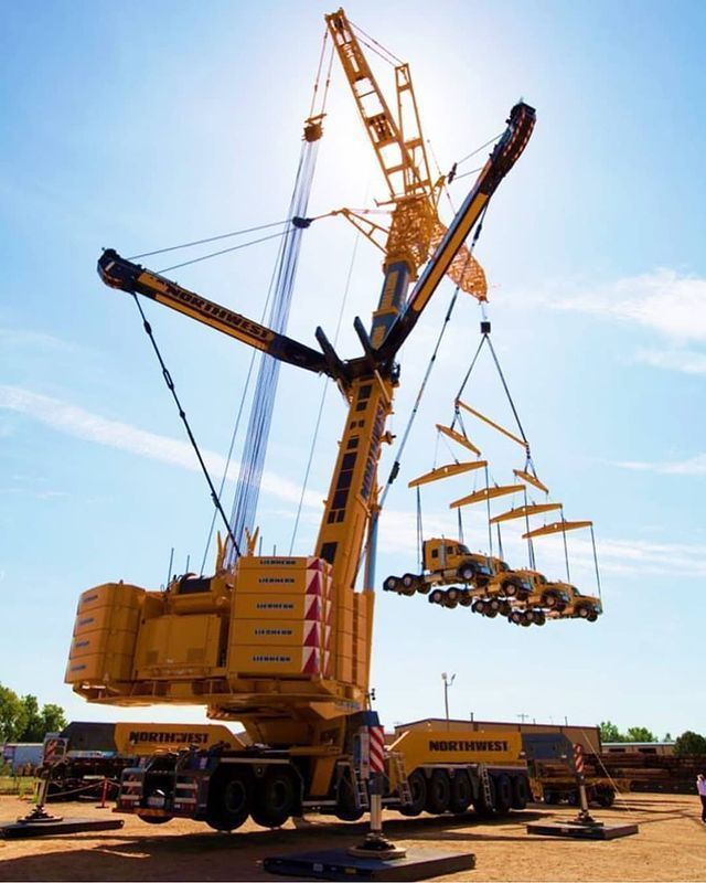 Does it need to be lifting four big rigs? Maybe not, but now we know it can! 🤷‍♂️ 🏗️ Ltm1750-9.1 📷 northwestlogisticscranehvyhaul #HeavyLifting #MobileCrane #Cranes #Rigging