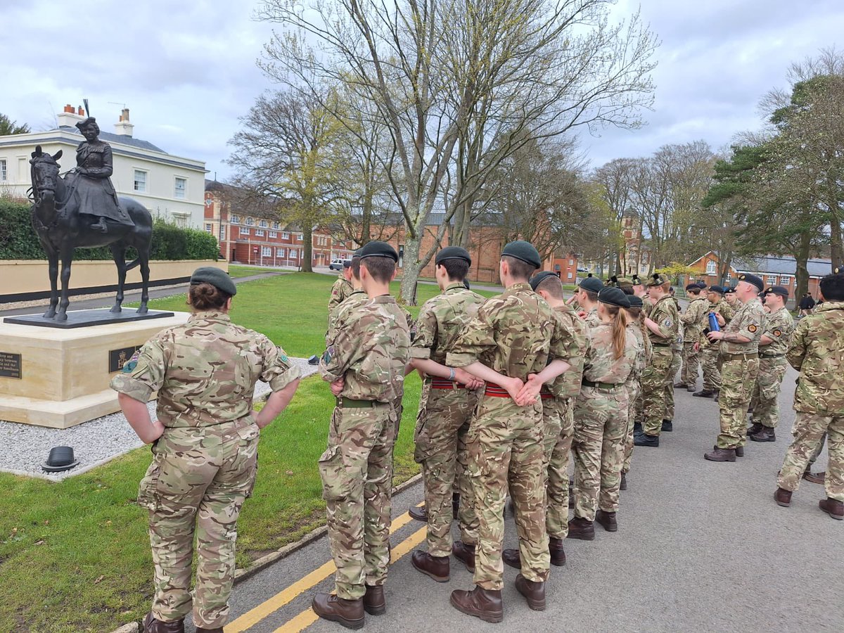 A brilliant afternoon @RMASandhurst hosting @ArmyCadetsUK & @CCFcadets, giving them a unique insight into Sandhurst & talking through the many opportunities it offers. Always a highlight, an honour to promote one and award another with their @ACFADofE Bronze award at the steps…