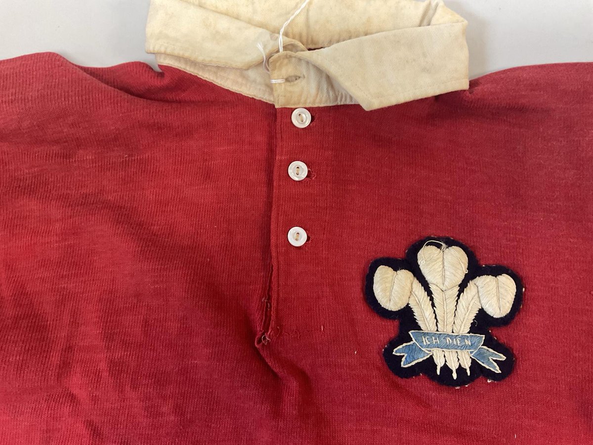 🚚 DELIVERED FOR AUCTION THIS WEEK 🚚

1910 Wales International Rugby Union jersey issued to Harry Jarman (1883-1928) 🏴󐁧󐁢󐁷󐁬󐁳󐁿

ESTIMATE: £3500-4000
AUCTION: The Club House
DATE: July 1st

#welshrugby #rugbyjersey #rugby #welshjersey