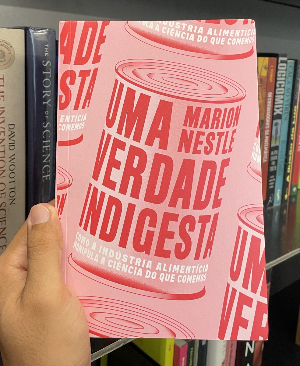 🤓Este #SerrapilheiraIndica aborda a indústria alimentícia. No livro 'Uma verdade indigesta', Marion Nestle reúne elementos fundamentais sobre alimentação, além de expor empresas que patrocinam 'estudos' que deveriam ser rotulados como marketing ― e não como ciência.