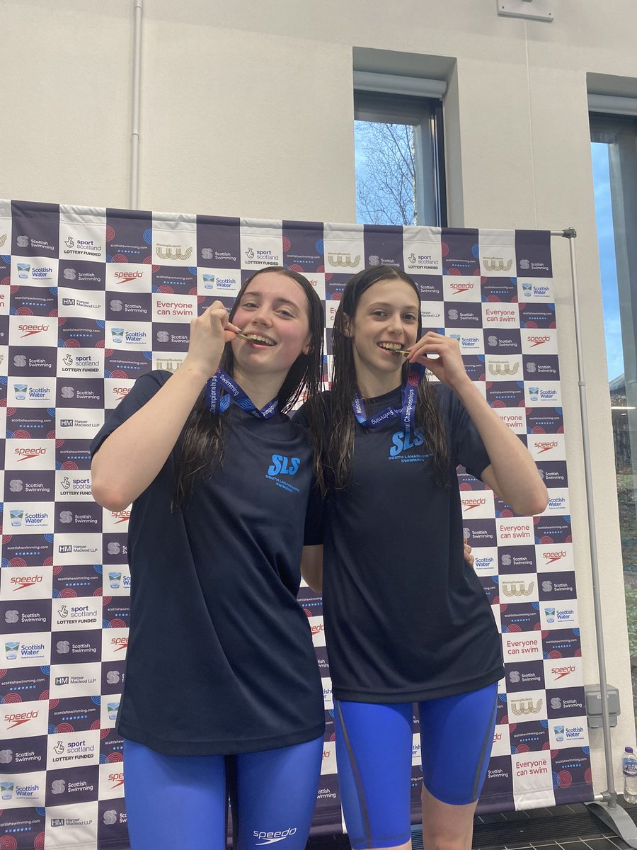Evi Mackie and Coco Croxford ‘eating’ up the pool to scoop 🥇 in the 15’s and 16’s 400IM!