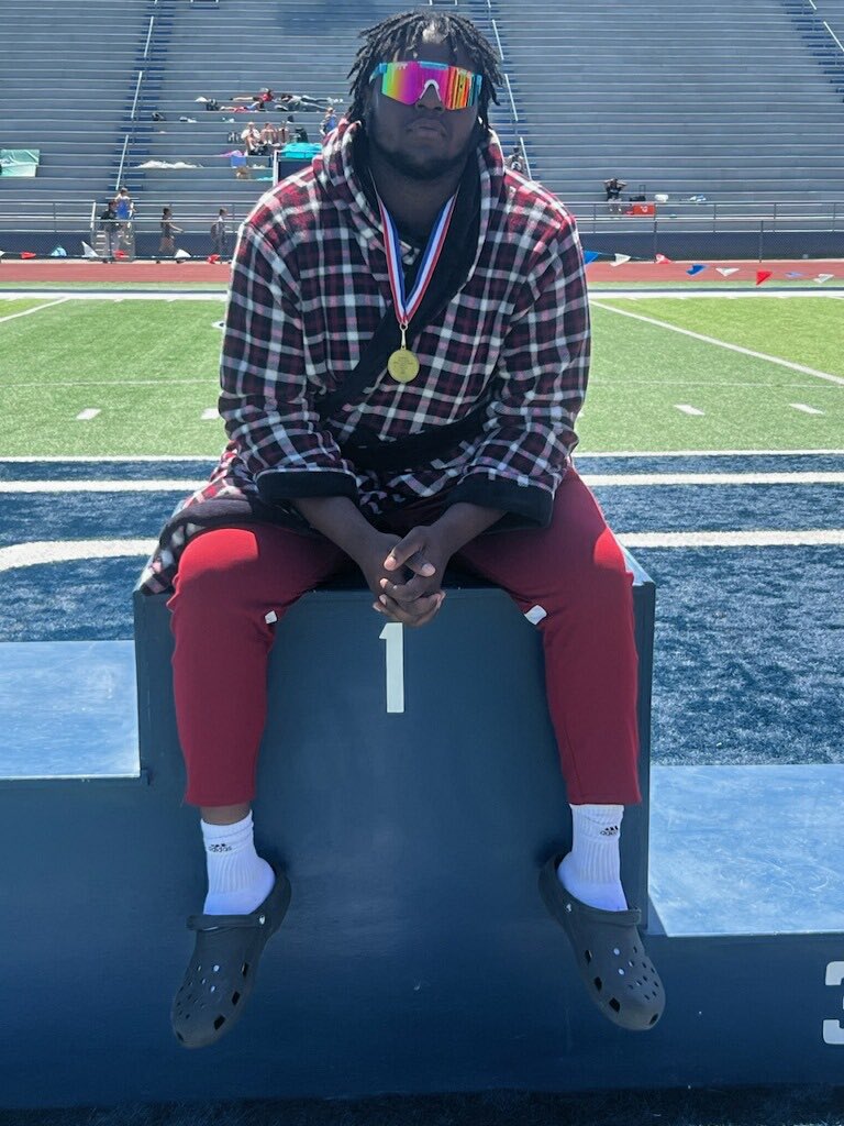 @JHSBulldogFB ‘25 OL @_d3anii is your 19/20 4A Area Champion and new school record holder with a discus throw of 194’ 8” !! #Believe #BeADawg #JasperKids