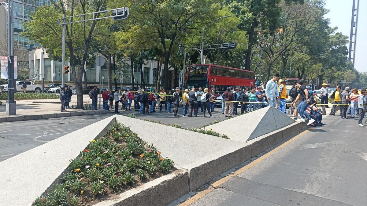 🚨#AlertaADN 

¡Más caos vial por bloqueos! ⚠️ Esta vez en Paseo de la Reforma en ambos sentidos, a la altura de la Diana Cazadora; son trabajadores del @SacmexCDMX que piden respuesta a varias demandas