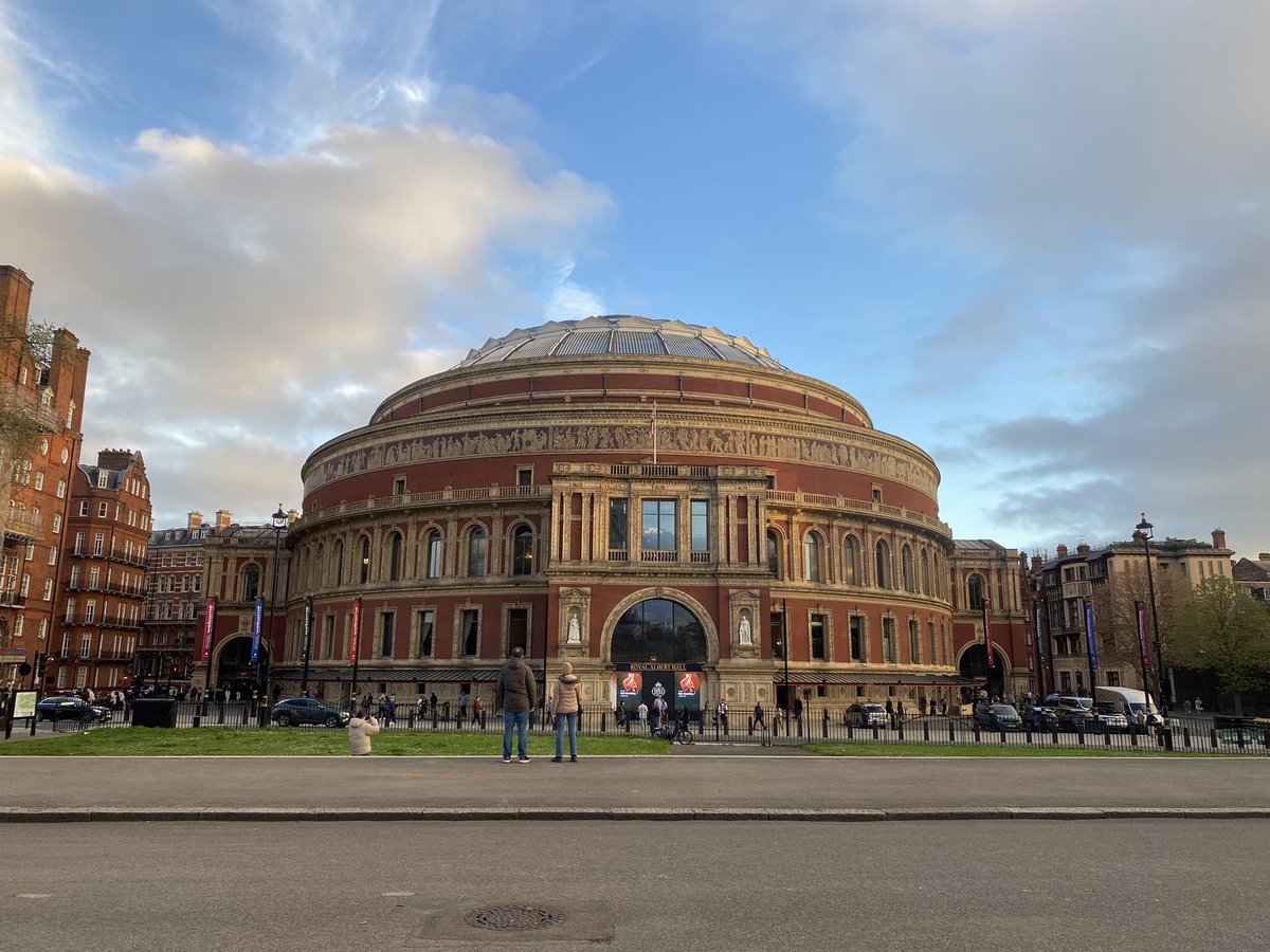 samueledwardarn's tweet photo. We are here @elliegoulding https://t.co/cx3SZDg75l