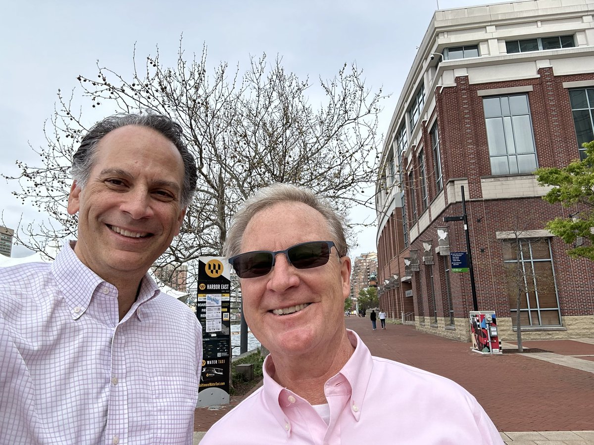 Great re-connecting with my co-fellow, colleague and friend - Dan Brennan, Medical Director of the @HopkinsMedicine Comprehensive Transplant Center. Thanks for the mini tour and discussion - medicine, xenotransplant and a bit of politics.