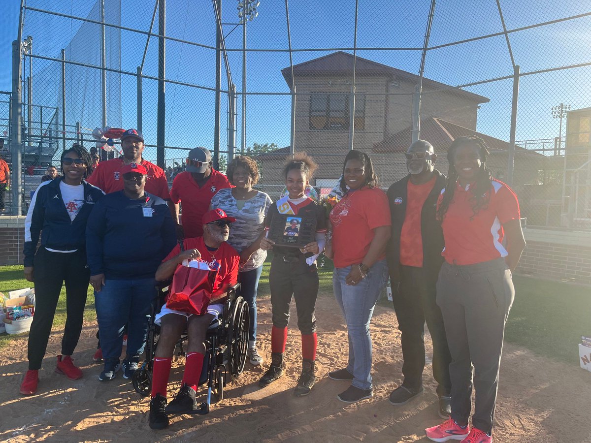 Congratulations to Alief Taylor High School Softball Player Savannah Outland for being named Alief ISD Female Scholar-Athlete for April! Go Lions!! 🦁 🏀