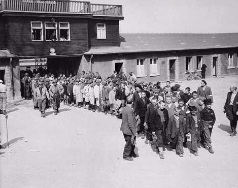 #OtD 11 Apr 1945 the Buchenwald concentration camp was liberated by its resistance as US troops arrived. But many of those interned in camps for homosexuality were not freed but required to serve out their sentences under the Nazi penal code stories.workingclasshistory.com/article/11244/…