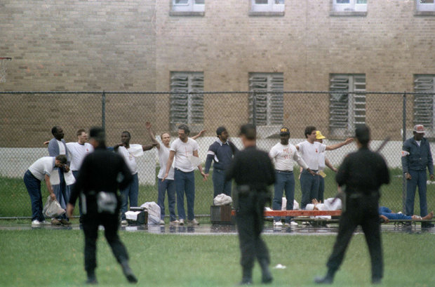 #OtD 11 Apr 1993 possibly the longest prison rebellion in US history took place in Lucasville, Ohio. Black & white prisoners, including those in the Aryan Brotherhood, fought together against mistreatment by prison authorities. This is a history: shop.workingclasshistory.com/products/lucas…