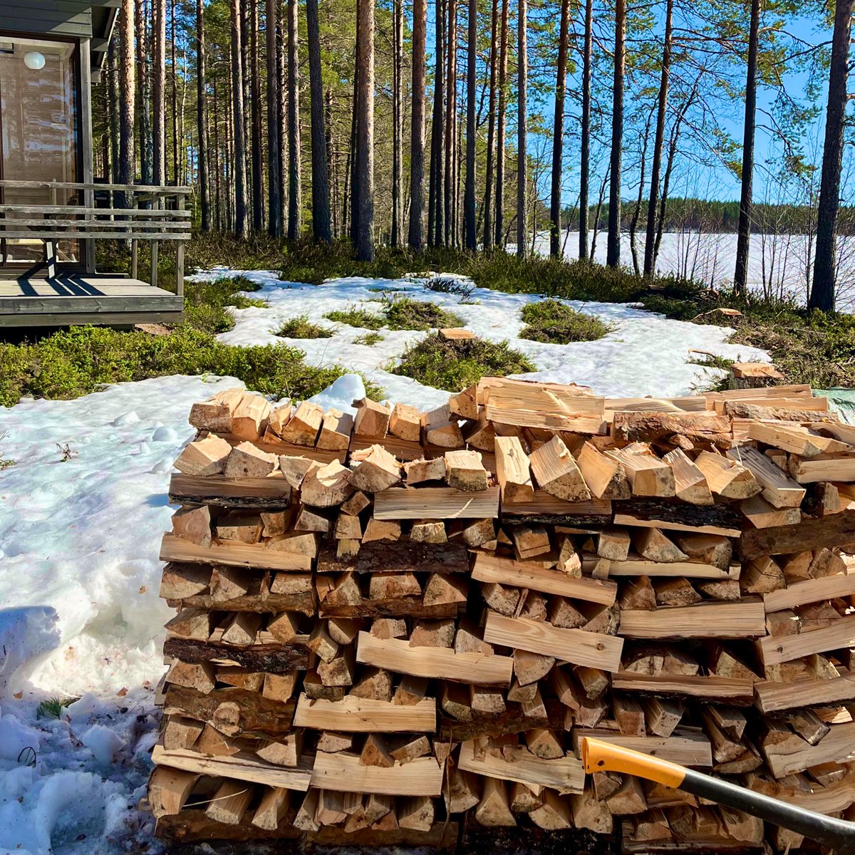 Olipa huippusää kirvesjumpalle. Nämä puut lämmittävät miehen useamman kerran #toimintakyky