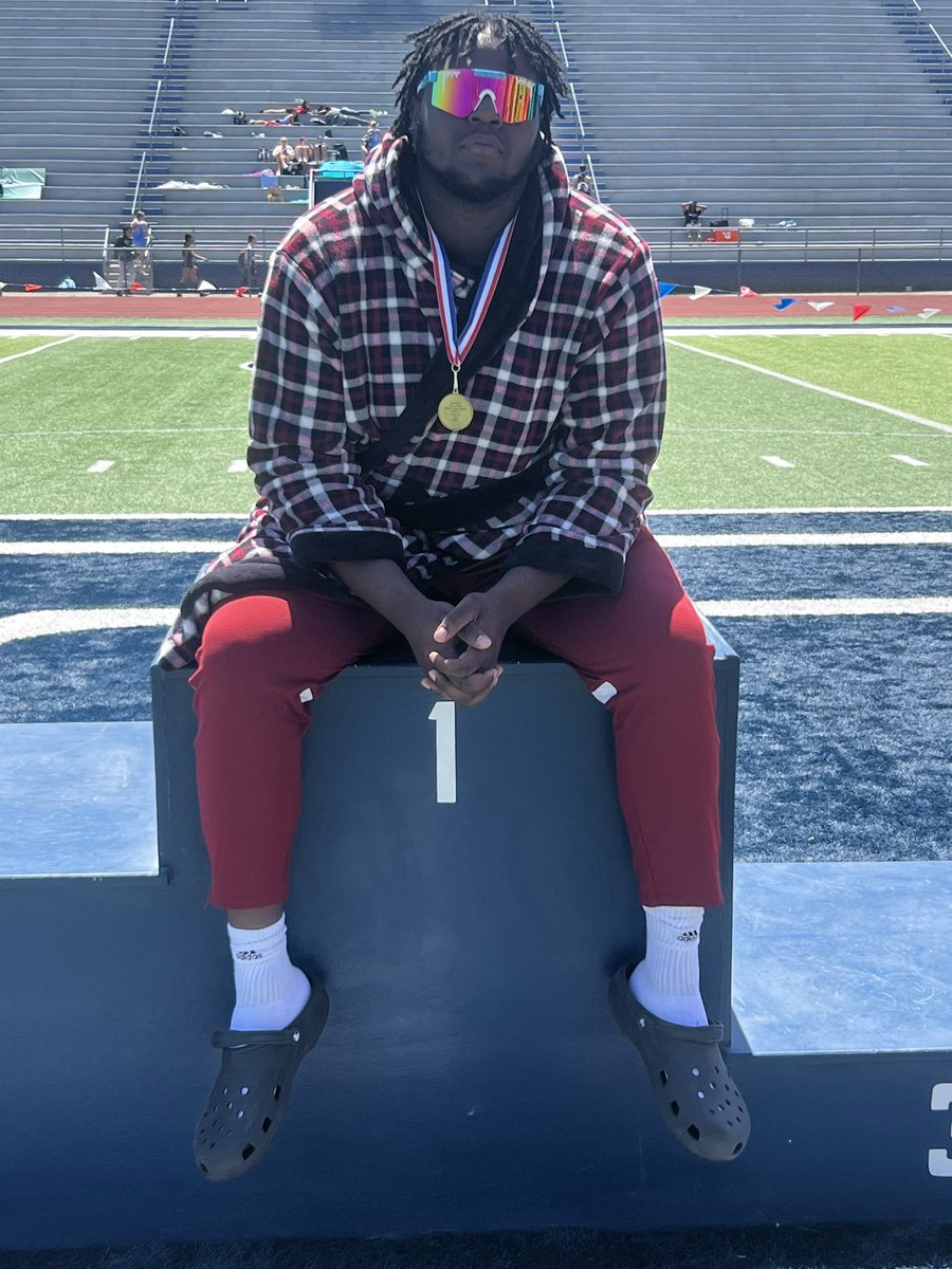 We have a new school record holder <a href="/_d3anii/">Demetris Dean ll</a> with a whopping (194ft 8in) in the discus throw. <a href="/JHSBulldogFB/">Jasper HS Football</a>