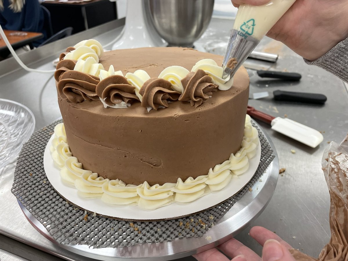 libertyfcclawsd's tweet image. Mrs. Whitmore did a wonderful job explaining her baking tips and tricks today for Culinary III students. #prostartproud 
#baketoday #smoothbuttercreamicing