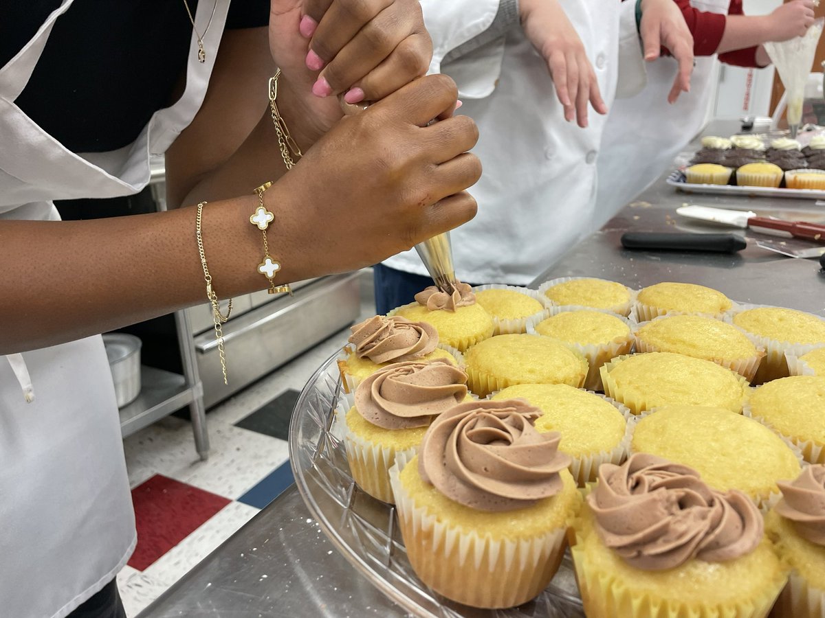 libertyfcclawsd's tweet image. Mrs. Whitmore did a wonderful job explaining her baking tips and tricks today for Culinary III students. #prostartproud 
#baketoday #smoothbuttercreamicing