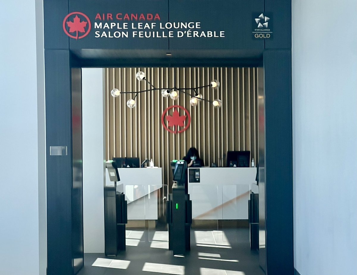 Spectacular, sunny morning on the outdoor patio at the Air Canada Maple Leaf Lounge at San Francisco Int’l Airport. Beautiful interior and a great bar, plus excellent food! @AirCanada @flySFO @onlyinsf @VisitCA #California #AirCanada #travel #airports #SFO #SanFrancisco