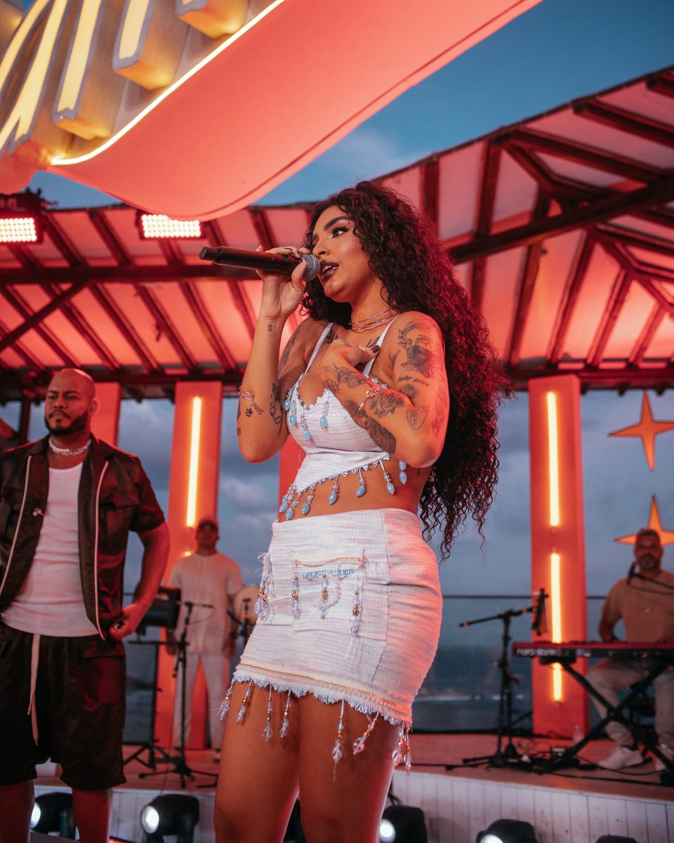 GameiOficial's tweet image. Falta pouco pra gente dar a partida inicial do nosso novo projeto, mas até lá bora relembrar da participação da Mc Bianca em nosso #DVDVibes?
Das melhores aí, viu?
Linda, talentosa e com uma presença de palco…É BRABA! ✨
#Gamei #pagoderj