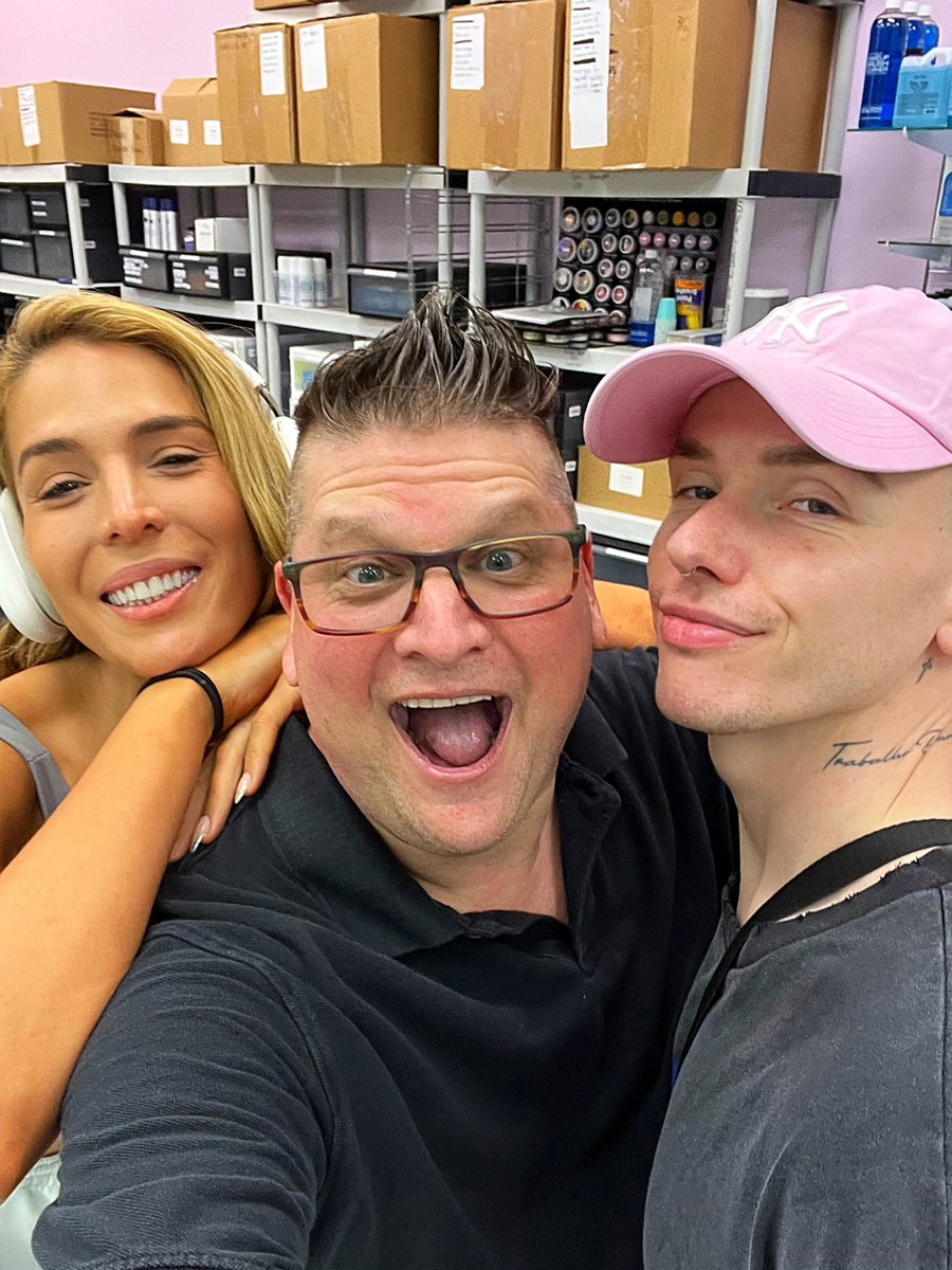 When your Superstar Friends bring in their Superstar Friends to shop. #TheDoninink, it was great to see you and thank you for brining in @Carmen_Carrera to shop! Have a super awesome Birthday Show tonight. #EmbellishFX 🙂❤️🌈 @orlandoribbons