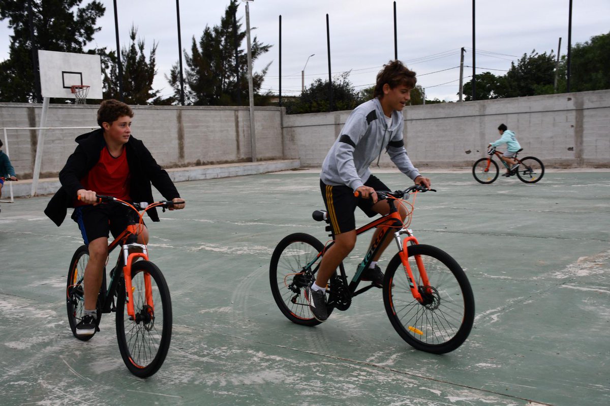 📢𝑭𝒐𝒏𝒅𝒐𝒔 𝑱𝒖𝒗𝒆𝒏𝒕𝒖𝒅 En el marco de los Fondos Juventud, el Municipio de Villa Sara, Treinta y Tres, promueve el uso de equipamiento para actividades recreativas: bicis, patines, skates, pelotas y juegos disponibles para adolescentes y jóvenes 🙌🏼