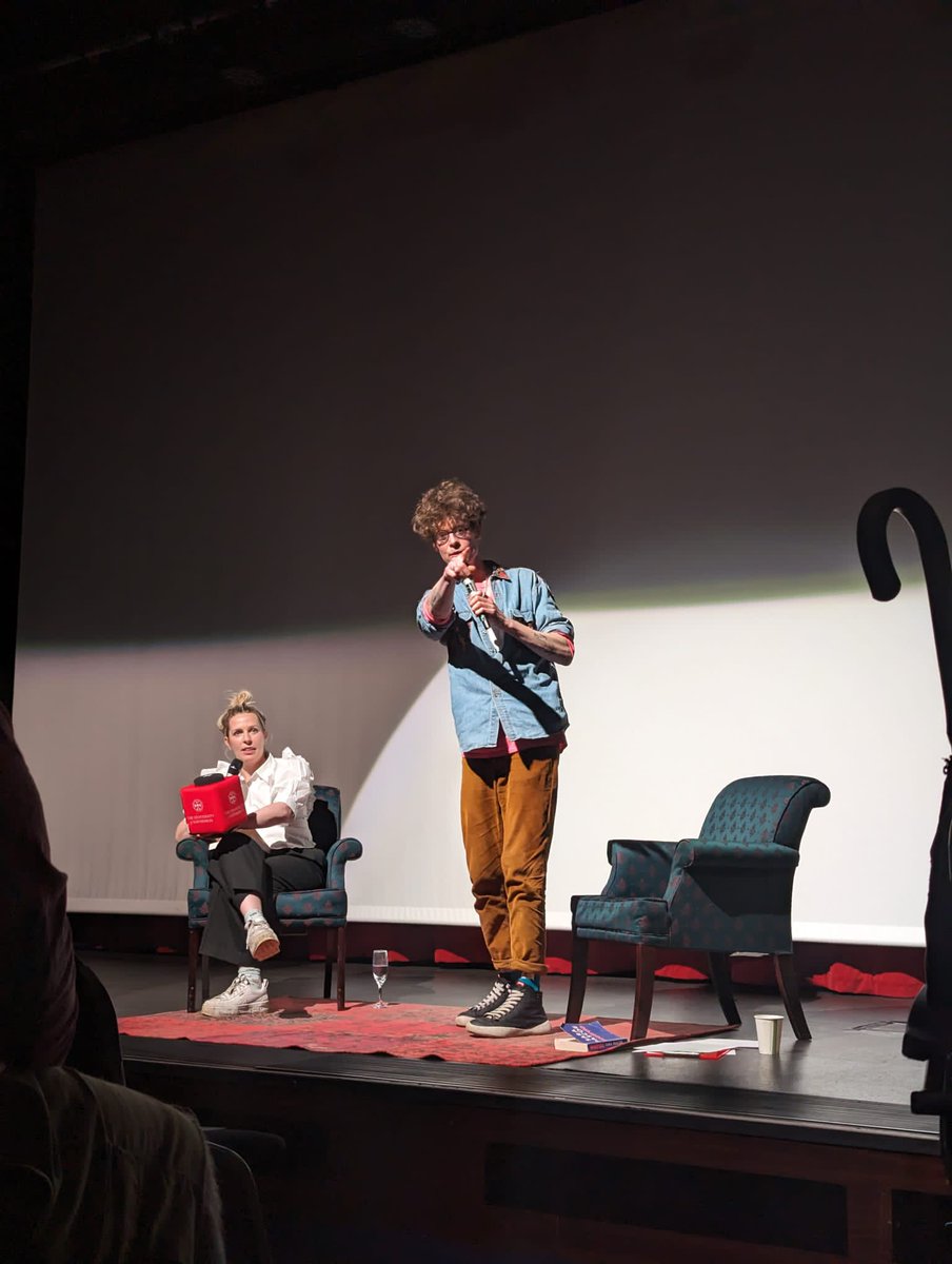 The moment I was chosen to ask the first question of @sarapascoe last night, captured by my friend 😂 I've never been to an author talk with quite so wild/funny digressions! These talks are free, curated & hosted by @ScribePedersen - look out for future ones and get yersel there.