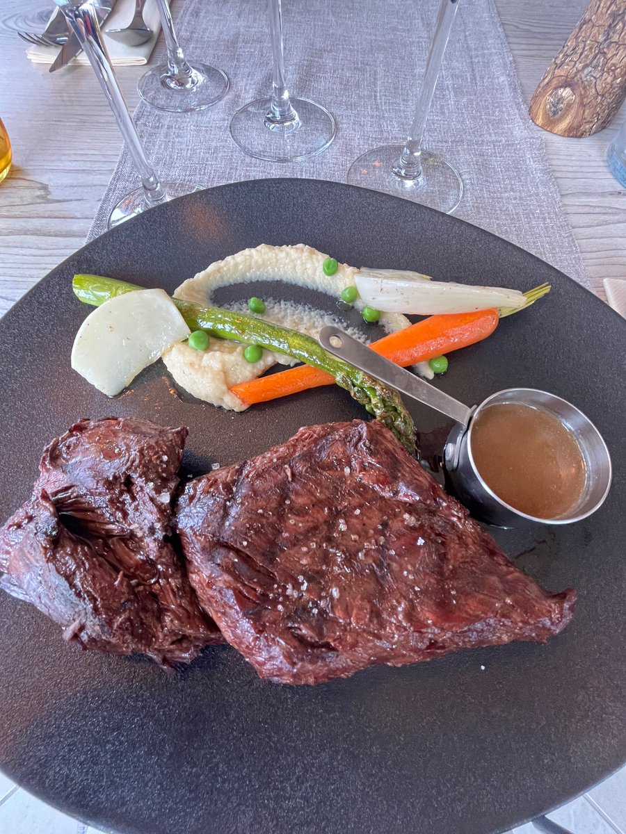 ba7ebbek__'s tweet photo. ムレーズ村で食べた地元？の牛肉！！
ドライブ旅行で行ったから運転手さんだけ飲めないっていう申し訳なさに押し潰されそうになりながら、しっかり昼から飲んだ🍷 https://t.co/kSRvdoPK8a