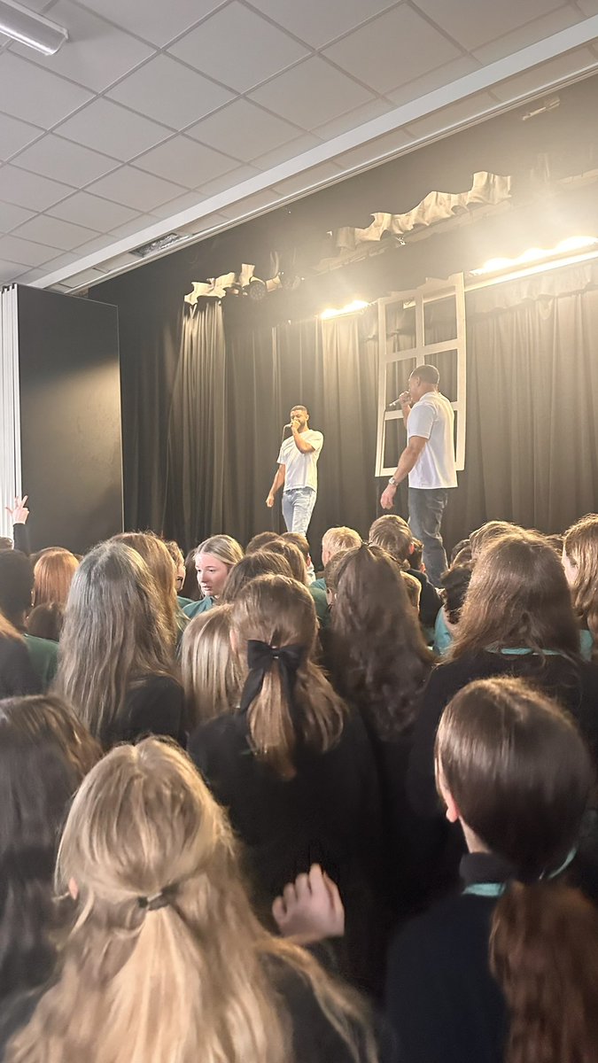 Am brynhawn gwych yng nghwmni cerddorion poblogaidd! Diolch i <a href="/MenterCaerdydd/">Menter Caerdydd</a> am drefnu perfformiad arbennig gan Mali Haf a Dom &amp; Lloyd ym Mro Edern fel rhan o lawnsiad <a href="/Tafwyl/">Tafwyl</a>