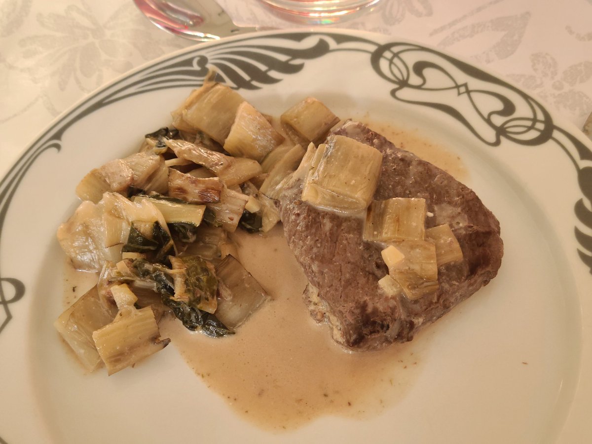 Filet de biche que j'ai tuée à la chasse cette saison, blettes du jardin, crème issue du lait des vaches de nos éleveurs... Que demander de plus? Un régal!
#FrAgTw
#ChassePartage
#CuisinePartage