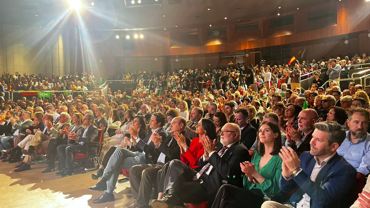 🟢Nuestros diputados @SMoron_VOX y @rouco_carmen en el gran acto público de presentación de candidatos en #Cataluña.🇪🇸 La “Factoría” de Terrassa está llena 💪🏻 #SoloQuedaVox