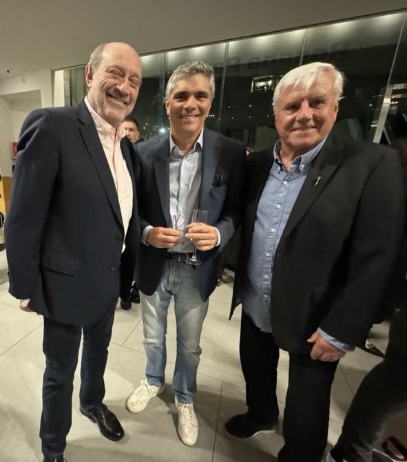 Con dos grandes: Fernando Bravo y Alejandro Borensztein en la presentación de Bellas Artes, la serie que protagoniza Óscar Martínez.