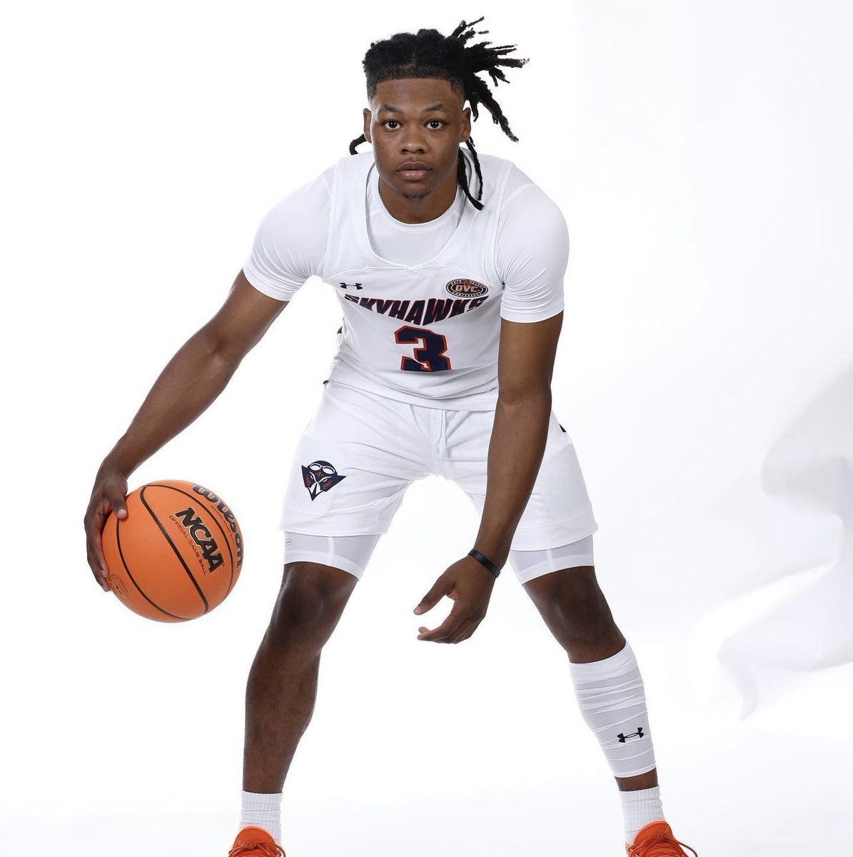 BREAKING: Here come the Tigers… Matt McMahon and Co. land a commitment from UT-Martin transfer Jordan Sears. The coveted guard averaged 21.6 points per game while shooting 43.2% from 3pt range. Sears was a Top 10 scorer in America during the 2023-24 season. Huge get for LSU.