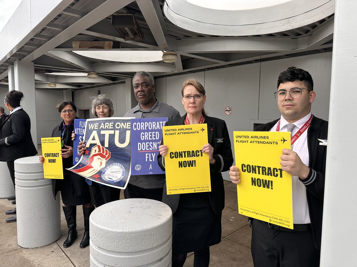 We proudly joined @afa_cwa flight attendants at Cleveland Hopkins Airport this morning as they continue to fight for a new contract. They’ve been without a contract for two years! It’s time for @united to bargain in good faith with their workers!