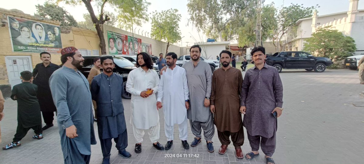 With Jiyala friends at Bhutto House Newdero Larkano.
@mallah_rabail @mersadambalhro1 @RazaqGadehi Zafar Chandio and others.
#PPPFamily