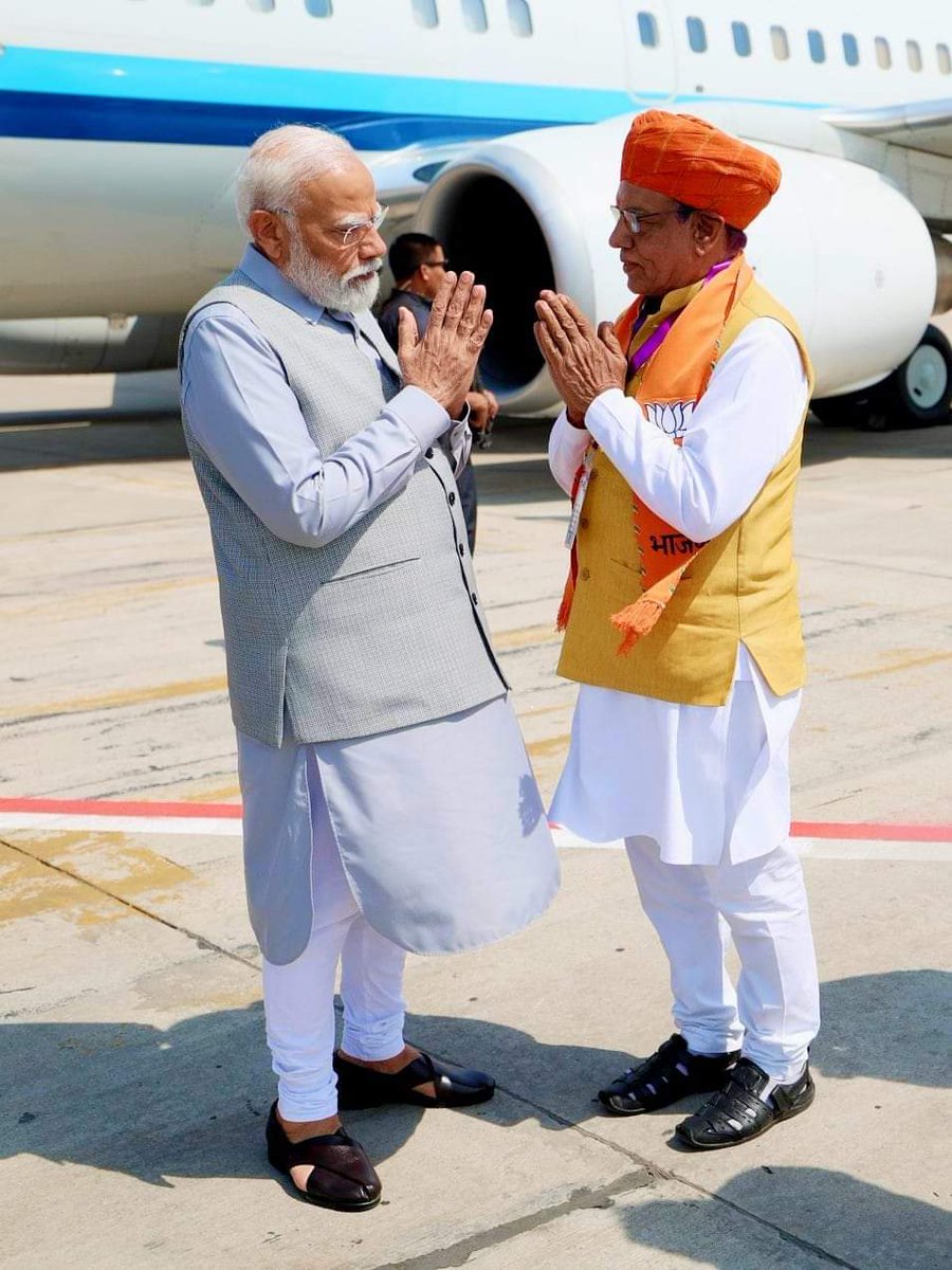 देश के यशस्वी प्रधानमंत्री माननीय  श्री नरेंद्र मोदी जी का गुलाबी नगरी जयपुर पधारने पर सांगानेर एयरपोर्ट पर आत्मीय स्वागत एवं अभिनंदन किया। चाचा श्री नारायण लाल पंचारिया जी ने 
#मोदीमय_राजस्थान #फिर_एक_बार_मोदी_सरकार #ModiKiGuarantee #AbkiBaar400Paar #PhirEkBaarModiSarkar #bjpraj