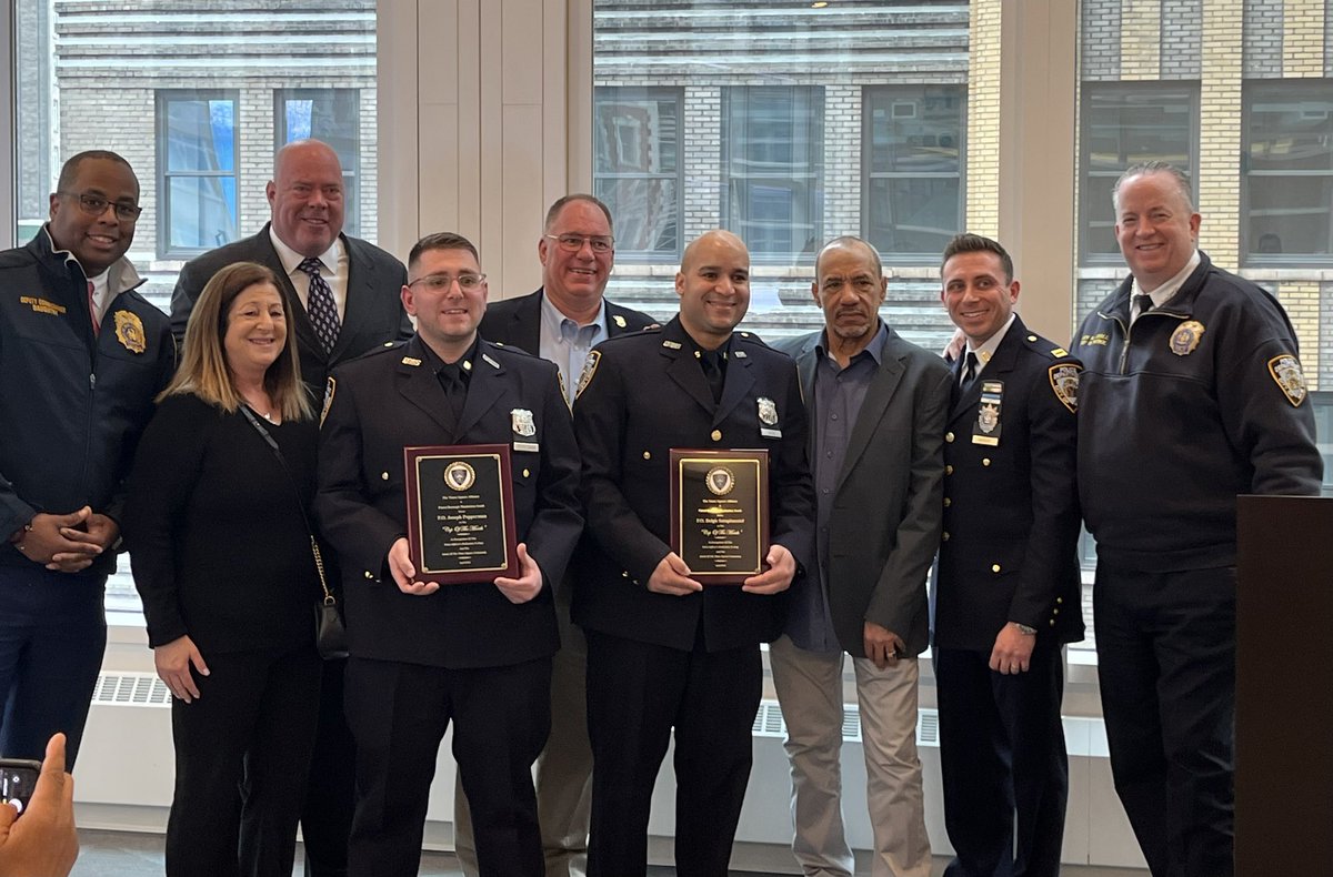 @NYPDPBMS wants to thank Chief Chell & Commissioner Daughtry for attending today’s Mayor’s Midtown Citizens Meeting. Today’s award went to @NYPDTimesSquare PO’s Pepperman & Soto who while conducting a car stop arrested an individual who was in possession of a loaded firearm.