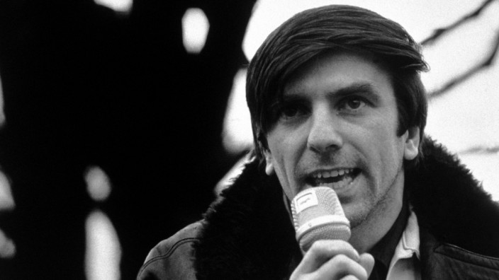 #OtD 11 Apr 1968 West German activist Rudi Dutschke was shot in the head by a fascist. Dutschke survived and, despite brain damage, continued his work and activism until his death in 1979. Many blamed the shooting on the right-wing Springer press stories.workingclasshistory.com/article/8268/r…