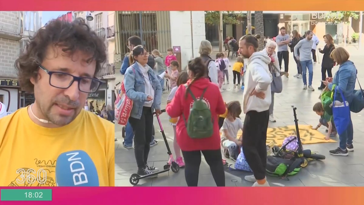 ▶️ Les famílies de l'escola <a href="/VentosMir/">AFA Escola Ventós Mir</a> es concentren davant l'Ajuntament per reivindicar la construcció de l'escola nova. Aquesta i altres notícies les resumim al repàs informatiu 📱💻 Subscriu-te al canal de #YouTube de <a href="/bdncom/">Badalona Comunicació</a> 👉 youtu.be/cUNeLPrUl3o