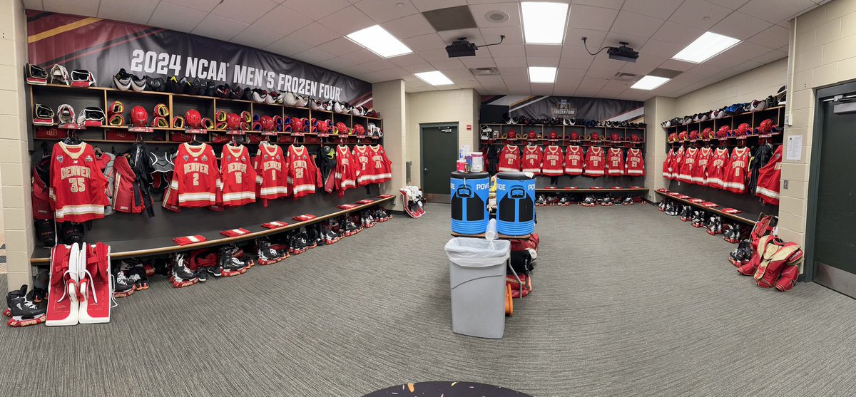 DU_Hockey's tweet photo. The room looks good in Crimson. #GoPios https://t.co/GqjrFfBMpA