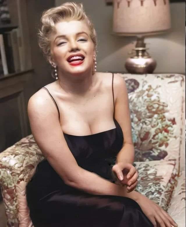 Marilyn Monroe interacting with reporters at a press conference in 1956.